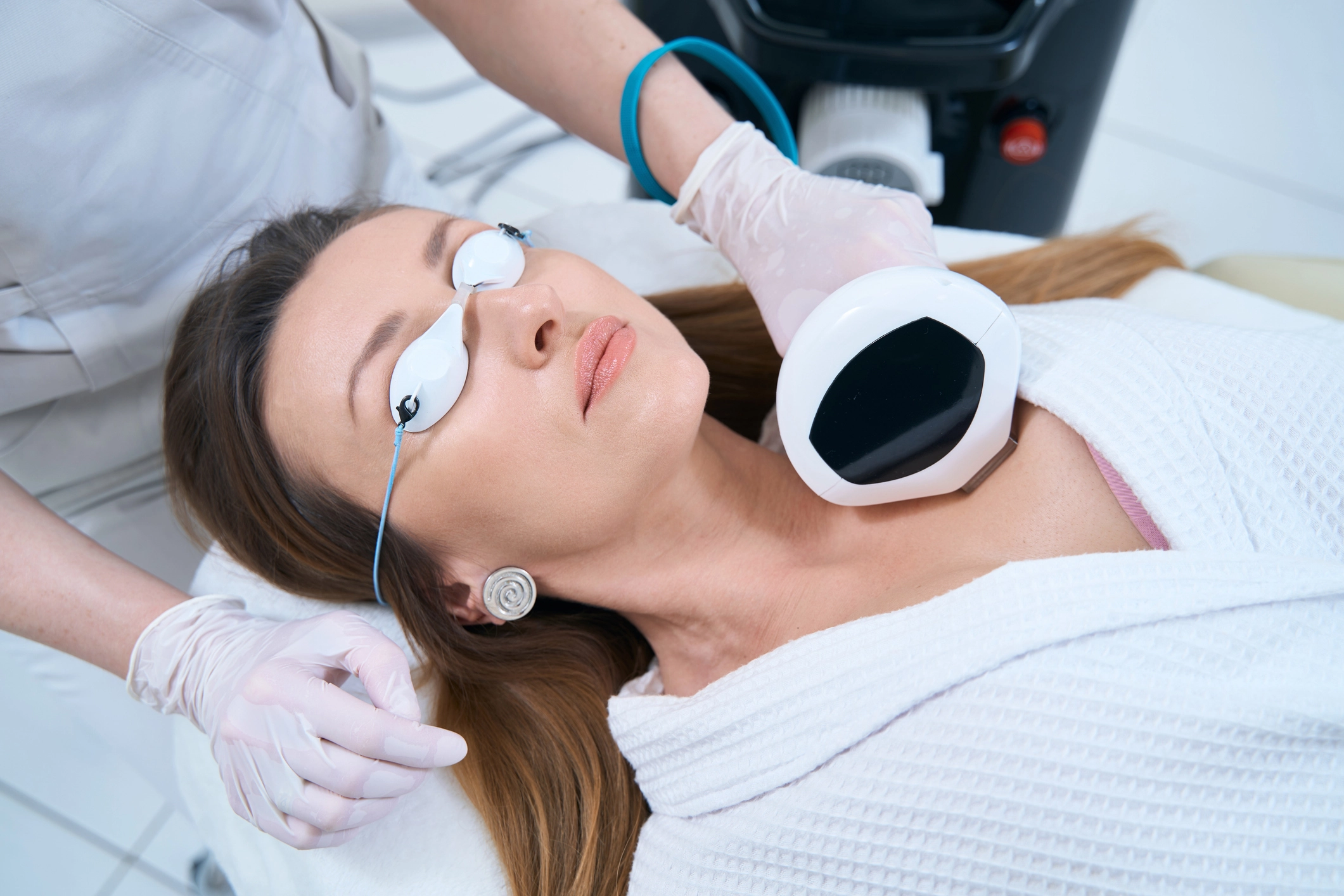 IPL Lumecca device treating facial pigmentation and redness during a photofacial session - SkinScience